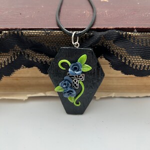 Gothic Sarg Halskette - Fimo Halskette -Kreuz und Rosen