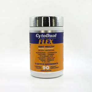 Op de afbeelding: Een witte en oranje CytoDual Flex supplementfles met een zilveren deksel. Het etiket benadrukt de gezondheid van de gewrichten, mobiliteit en comfort, met 90 kauwtabletten met muntsmaak. Het bevat 13 actieve ingrediënten.