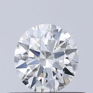 Könnte beinhalten: Ein runder Diamant im Brillantschliff mit zahlreichen Facetten, die das Licht reflektieren. Der farblose Edelstein ist vor einem neutralen Hintergrund platziert, der seine Klarheit und sein Funkeln hervorhebt. Die symmetrische Form und die polierte Oberfläche des Diamanten sind deutlich sichtbar.