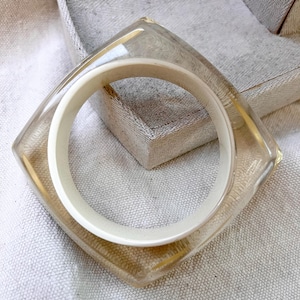 Fyrkantigt Lucite-armband med infattat krinklat silver (vintagekostym från 1970-talet)