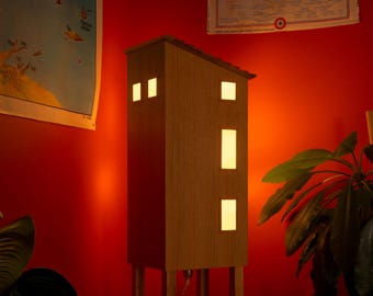 Architektonische Hauslampe aus Eiche — Moderne hölzerne Skulpturenleuchte mit warmem Schein, handgefertigte Statement-Beleuchtung