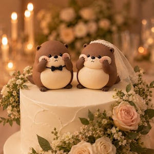 Juego de adornos para pastel de bodas con forma de nutria, figuras hechas a mano de novios, decoración de boda de arcilla ultraligera.