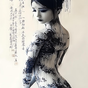 Könnte beinhalten: Digitaler Kunstdruck einer Frau mit dunklem Haar und Make-up, geschmückt mit floralen Haaraccessoires. Sie trägt ein Kleid mit blauem Blumenmuster. Das Kunstwerk hat ein monochromes Farbschema mit chinesischer Kalligraphie.