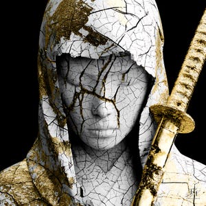 Può includere: Un busto in porcellana bianca di una figura incappucciata con una superficie crepata riempita di accenti in foglia d'oro. La figura impugna una spada katana color oro. Il design presenta un netto contrasto tra la finitura bianca e l'oro.