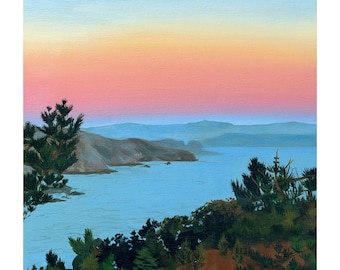 Könnte beinhalten: Ein Ölgemälde einer Küstenlandschaft bei Sonnenuntergang. Der Himmel wechselt von blassem Blau zu sanften Rosa- und Orangetönen über einer ruhigen blauen Bucht. Dunkelgrüne Kiefern rahmen den Vordergrund ein und überblicken felsige Klippen.