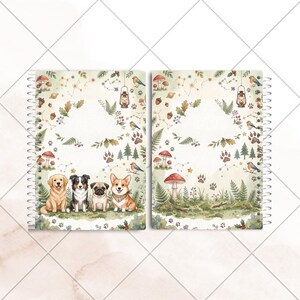 Pode incluir: Um caderno espiral com um design caprichoso com quatro raças de cães: um golden retriever, um border collie, um pug e um corgi. A capa tem um tema de floresta com cogumelos, pássaros e pegadas.