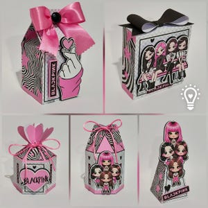Pode incluir: Uma coleção de cinco caixas de presente decorativas de papel com temas do Blackpink. As caixas são decoradas com padrões rosa e pretos, ilustrações de personagens estilo chibi, motivos de coração e o texto Blackpink em vários estilos.