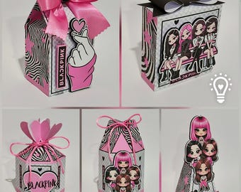 以下が含まれることがあります： Blackpinkをテーマにした5つの装飾用ペーパーギフトボックスのコレクション。ボックスはピンクと黒のパターン、ちびキャラのイラスト、ハートのモチーフで装飾されており、さまざまなフォントとスタイルでBlackpinkのテキストが印刷されています。