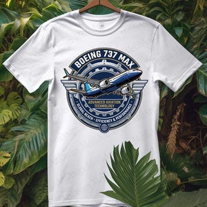 Puede incluir: Camiseta blanca con un diseño Boeing 737 MAX. El gráfico incluye un avión azul y plateado, alas y el texto "BOEING 737 MAX" y "ADVANCED AVIATION TECHNOLOGY".