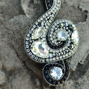 Broche met solsleutel: muziekpin met kralen, handgemaakte sieraden