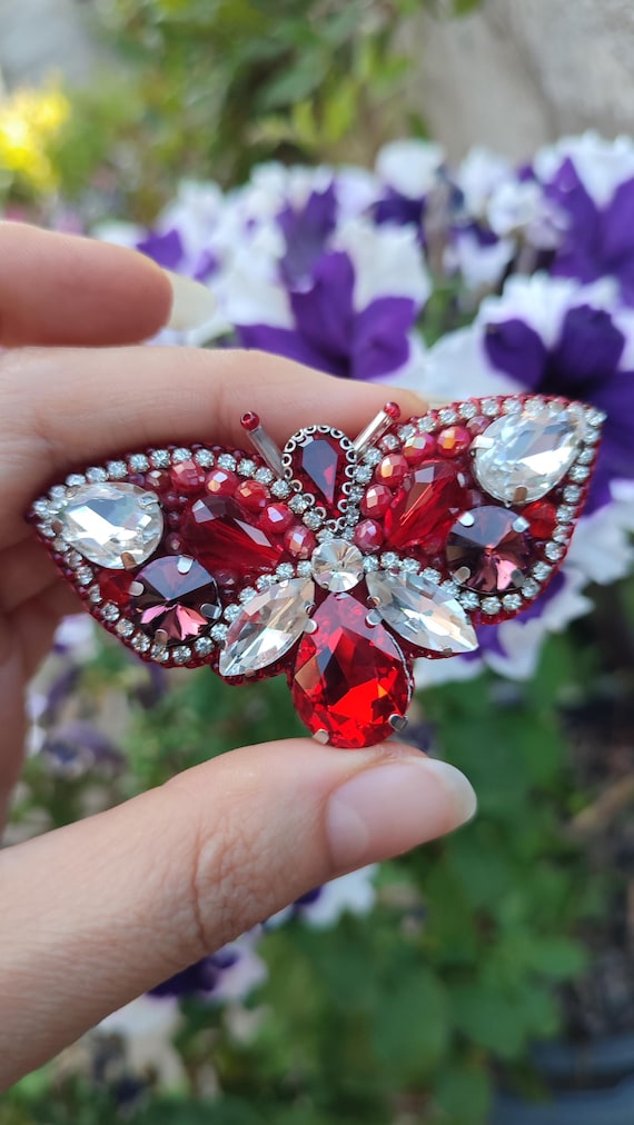 Handmade Beaded Butterfly Brooch: Nature-inspired Statement  display picture 1