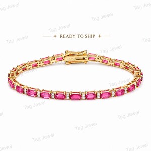 Peut inclure: Un bracelet tennis en or composé d'une alternance de pierres précieuses roses rectangulaires et de petites pierres rondes transparentes. Le bracelet comporte un fermoir en or sécurisé avec l'inscription 14K gravée sur le métal.