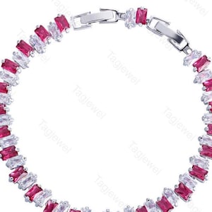 Può includere: Un bracciale color argento caratterizzato da un motivo alternato di pietre rettangolari rosa scuro e pietre bianche trasparenti. Il gioiello è dotato di una chiusura metallica sicura e di una struttura a maglie circolari continue.