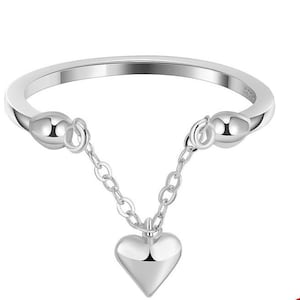 以下が含まれることがあります： シルバーのリング、ハートのペンダント付き。 リングは、ハートをメインバンドに繋ぐ繊細なチェーンが特徴です。 ハートのペンダントは磨かれており、光を反射します。 シンプルながらエレガントなジュエリーです。