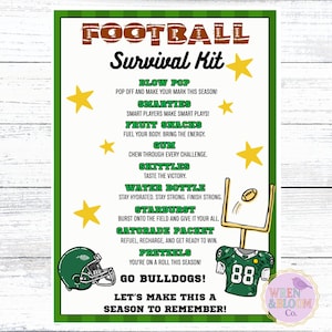 Op de afbeelding: Een rechthoekig bord met de titel Football Survival Kit, groene randen en gele sterren. Het bevat een lijst met snacks zoals Blow Pop, Smarties en Skittles met bijbehorende tekst. Inclusief illustraties van een groene helm, doelpaal en shirt.