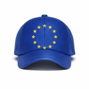 Op de afbeelding: Een blauwe baseballcap met de vlag van de Europese Unie. De cap heeft een gebogen klep en een cirkel van gele sterren op de voorkant. De hoed is effen blauw van kleur.
