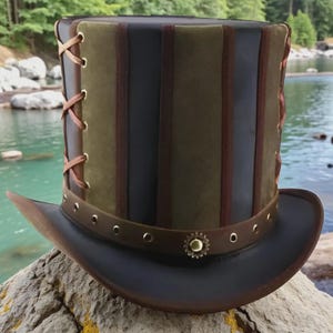 Puede incluir: Un sombrero de copa de estilo steampunk con ala ancha. El sombrero presenta paneles verticales en verde oliva, negro y marrón, con detalles y cordones de cuero marrón. Un engranaje decorativo de latón adorna la parte delantera.