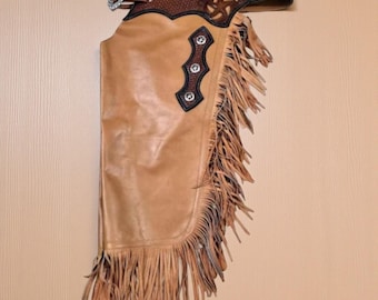 Handgemaakte western leren kieren: lichtbruine suède rodeo kieren met tooling en concho's