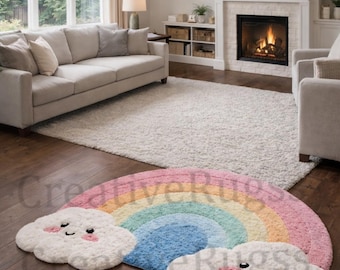 Könnte beinhalten: Ein farbenfroher Regenbogen-Teppich mit zwei flauschigen Wolkenakzenten. Der Teppich hat ein fröhliches Design mit einem blauen, grünen, gelben und rosa Bogen. Die Wolken haben lächelnde Gesichter und bestehen aus weißem, strukturiertem Material.