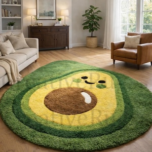 Puede incluir: Una alfombra redonda con forma de aguacate sonriente. Presenta tonos verdes, amarillos y marrones, imitando los colores de un aguacate. La alfombra está colocada sobre un suelo de madera en un salón.