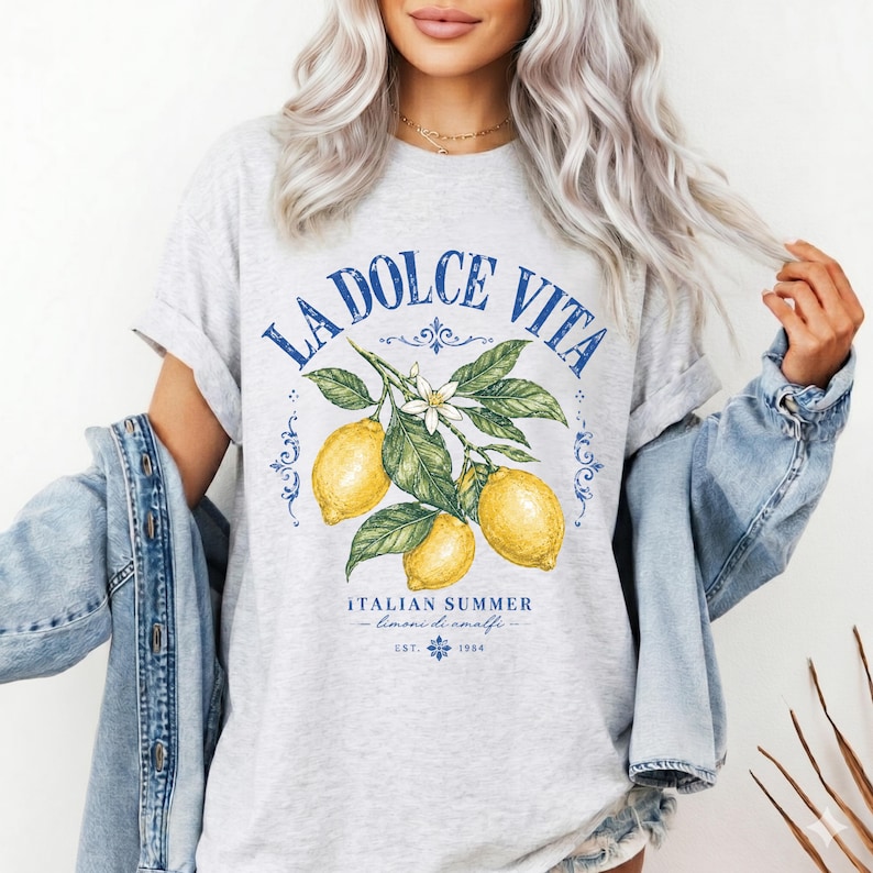 Koszulka La Dolce Vita, Włoski T-shirt Letni, Koszulka Wybrzeże Amalfi, Koszulka Wakacje na Morzu Śródziemnym, Koszulka Wybrzeże Włoch, Koszulka Letnia w Europie zdjęcie 1