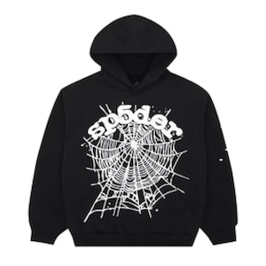 K&ouml;nnte beinhalten: Schwarzer Kapuzenpullover mit wei&szlig;em Spinnennetz-Motiv und dem Text "sp5der". Das Design befindet sich mittig auf der Vorderseite. Der Pullover hat eine Kapuze mit Kordelzug und eine K&auml;ngurutasche.