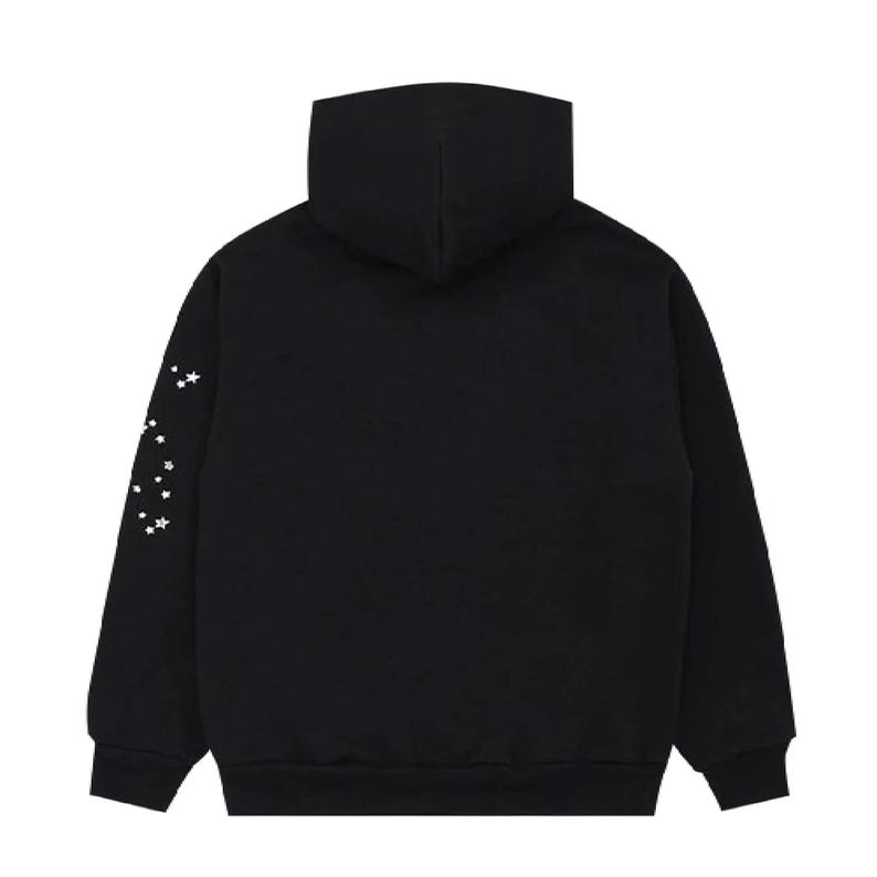 K&ouml;nnte beinhalten: Schwarzer Kapuzenpullover mit Kapuze und langen &Auml;rmeln. Der linke &Auml;rmel zeigt eine Konstellation wei&szlig;er Sterne. Der Hoodie ist aus weichem Material und f&uuml;r Freizeitkleidung geeignet.