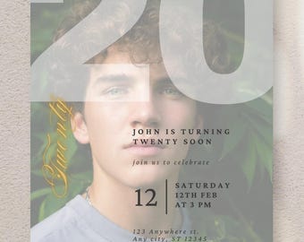 Op de afbeelding: Een verjaardagsuitnodiging met een portret van een persoon, overlegd met een grote "20" en het woord "Twenty" in script. De uitnodiging bevat de tekst "JOHN IS TURNING TWENTY SOON" en evenementdetails: zaterdag 12 februari om 15.00 uur.