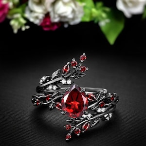 Peut inclure: Ensemble de trois mugs en céramique avec une finition mate et mouchetée. Les mugs sont de couleur crème, gris clair et gris foncé. Chaque mug a un design simple et minimaliste avec une anse arrondie.