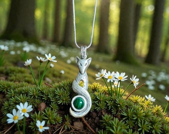 Collana con ciondolo in malachite a forma di volpe guardiana della foresta di MagicPetRocks
