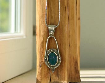 Collana con ciondolo in agata muschiata verde scuro, collezione Earthsong di MagicPetRocks