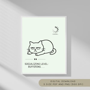 Puede incluir: Una impresión de arte digital con una ilustración de un gato gruñón y el texto "Socializing Level: Buffering...". La imagen incluye un icono de carga y está en blanco y negro sobre un fondo verde claro. También se incluye el texto "Digital Download".