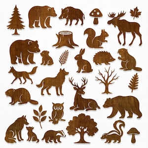 Op de afbeelding: Een verzameling houten uitsparingen met verschillende bosdieren en elementen. Inclusief beren, een eland, een eekhoorn, een konijn, een vos, een wolf, een hert, een uil, een stinkdier, een das, een paddenstoel, een boom en een blad.