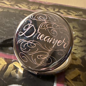 Kompakter, runder Schminkspiegel, in Kleinserie von Hand graviert