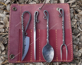 Set di utensili da campeggio vichinghi forgiati a mano: cucchiaio, forchetta e coltello rustici in ferro con astuccio in pelle.