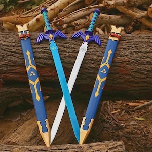 Pu&ograve; includere: Due spade con lame blu e argento, guardie viola e impugnature avvolte in verde acqua, ciascuna accompagnata da un fodero blu con accenti dorati e un emblema triangolare giallo, disposte in posizione incrociata su uno sfondo di legno.