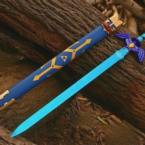 Pu&ograve; includere: Una spada blu brillante con una guardia viola dotata di estensioni a forma di ala e un'impugnatura avvolta in verde acqua e viola. Il fodero blu abbinato presenta accenti geometrici dorati e un emblema triangolare dorato nella parte alta.