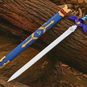 Pu&ograve; includere: Una spada color argento con una guardia viola dotata di estensioni a forma di ala e un'impugnatura a spirale blu e azzurra. Il fodero blu abbinato presenta accenti color oro e un simbolo della Triforza color oro vicino alla parte superiore.