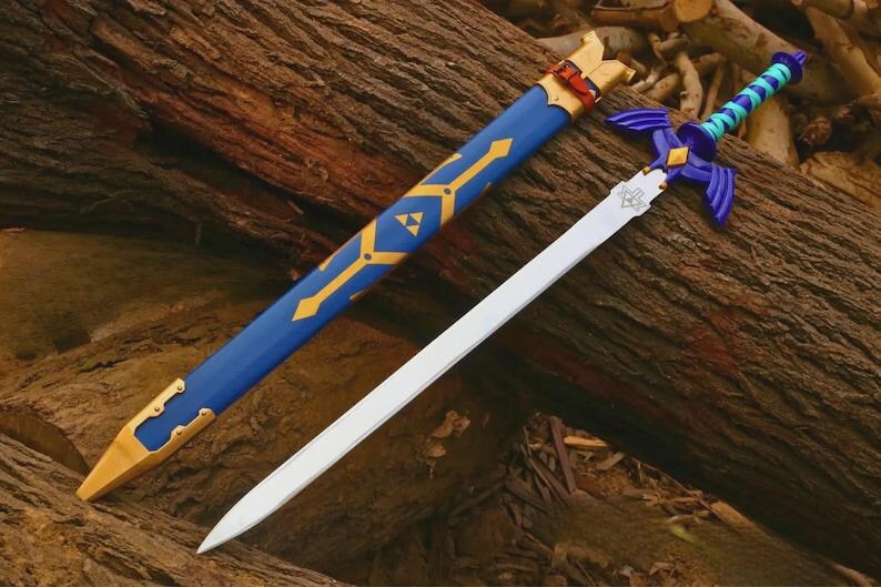 Pu&ograve; includere: Una spada color argento con una guardia viola dotata di estensioni a forma di ala e un'impugnatura a spirale blu e azzurra. Il fodero blu abbinato presenta accenti color oro e un simbolo della Triforza color oro vicino alla parte superiore.