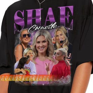 Op de afbeelding: Zwart T-shirt met een paars grafisch ontwerp met de tekst "SHAE Cornette", vergezeld van afbeeldingen van vrouwen. Het ontwerp bevat ook een hond en de tekst "northsteeucalangan".