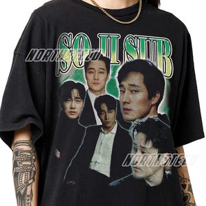 以下が含まれることがあります： 様々なポーズでフォーマルな服装をした男性のグラフィックプリントが施された黒の半袖Tシャツ。上部には「SO II SUB」という文字が大きな緑と白の文字でプリントされており、デザイン全体に「NORTHSTELU」という白い透かしが入っています。