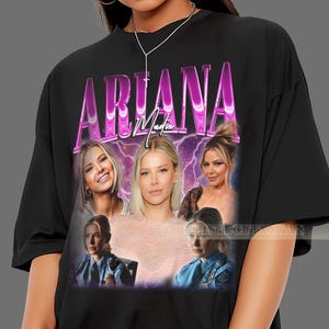Könnte beinhalten: Schwarzes T-Shirt mit einem rosa Retro-Grafikdesign mit dem Namen "ARIANA". Das Design enthält mehrere Bilder einer Frau. Das T-Shirt hat einen lässigen, übergroßen Stil.
