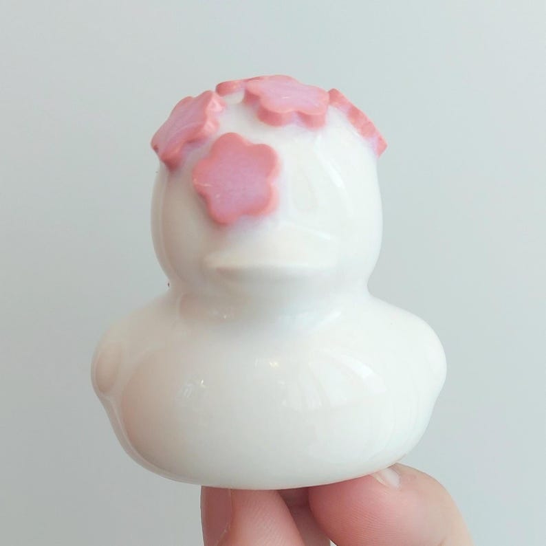Patito de goma de porcelana blanca con flores • Regalo de cerámica artesanal con arte de flores de cerezo • Decoración de escritorio de cerámica imagen 2