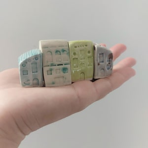 Set di 4 casette in ceramica in miniatura - Decorazioni per la casa in miniatura color pastello fatte a mano - Decorazioni per mensole fantasiose - Regalo unico per gli amanti della casa