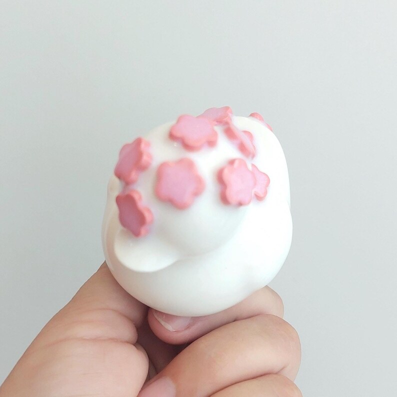 Patito de goma de porcelana blanca con flores • Regalo de cerámica artesanal con arte de flores de cerezo • Decoración de escritorio de cerámica imagen 7