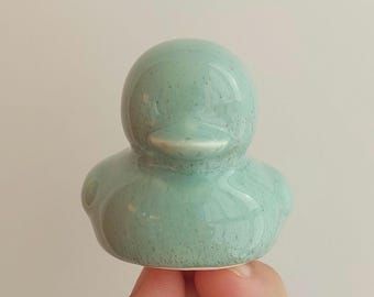 Pato de cerámica verde matcha • Decoración única para estantes de cerámica hecha a mano • Figura de porcelana para baby shower