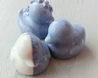 Pato de cerámica • Arte en porcelana hecho a mano • Estilo pato de goma azul celeste • Decoración de escritorio única