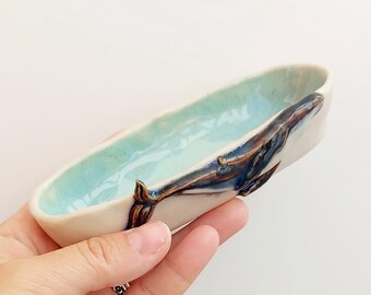Piatto artigianale a forma di barca a forma di balena • Decorazione per la cucina di una casa al mare • Ciotola per antipasti nautica • Vassoio portagioie a tema costiero