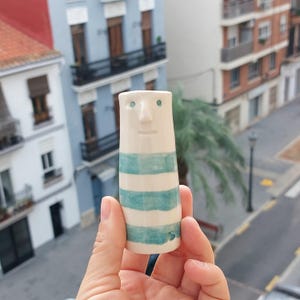 Jarrón de cerámica con figura de marinero • Decoración náutica a rayas azules y blancas • Jarrón artesanal único con rostro • Detalle decorativo para el hogar con estilo costero