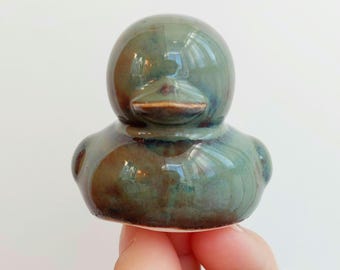 Pato de cerámica verde brillante • Decoración única para estantes de cerámica hecha a mano • Figura de porcelana para la habitación del bebé